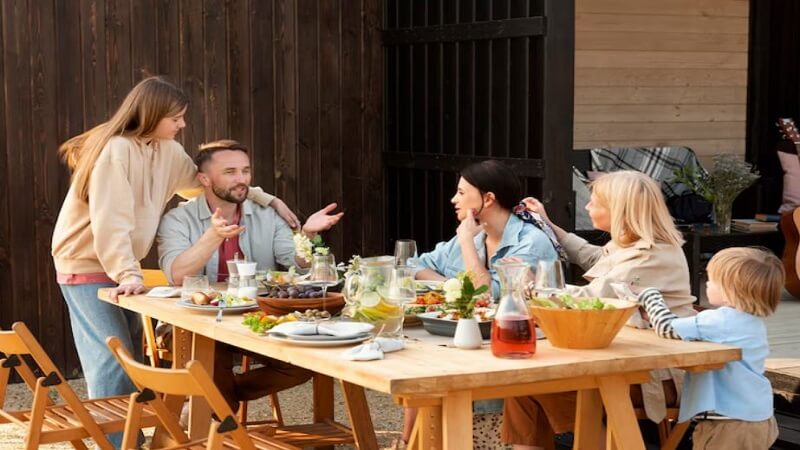 How to Choose a Dining Set That Works for Every Outdoor Occasion
