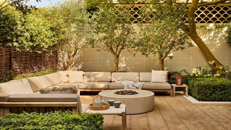 How to Create a Warm and Practical Outdoor Entertaining Space